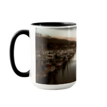 Den obalanserade pelaren pekar hamnHalf Moon Bayen