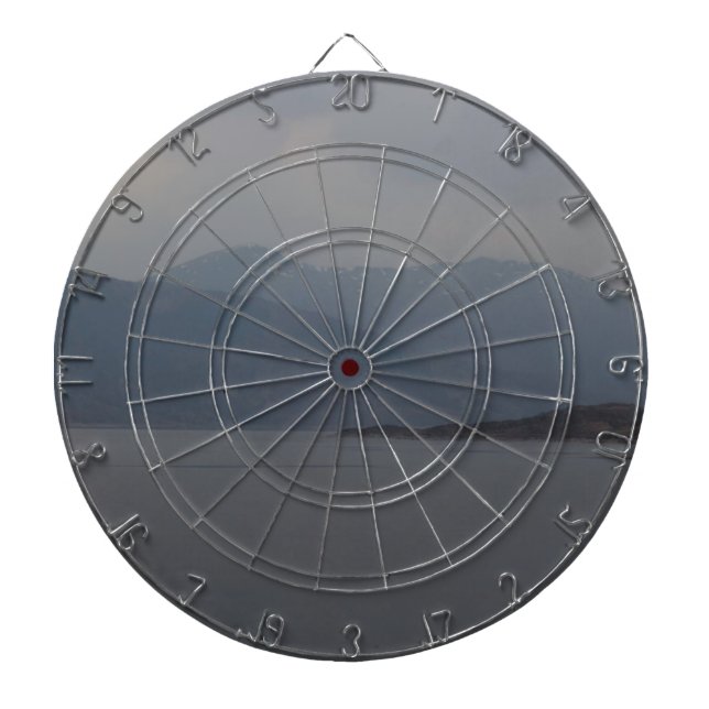 Den ojämna det fria och bevattnar av en fjord darttavla (Framsidan)