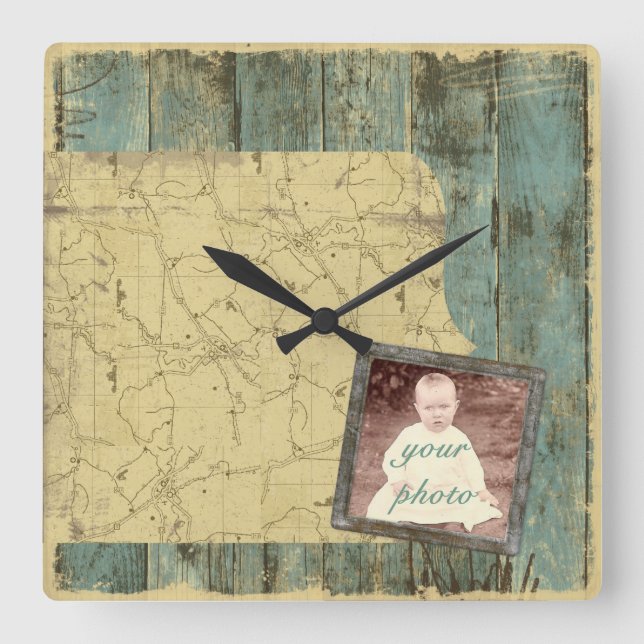 Den ojämna plankaväggen tar tid på fyrkantig klocka (Framsida)