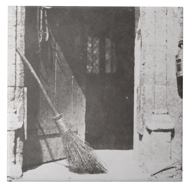 Den öppna dörren, mars, 1843 (b-/wfotoet) kakelplatta (Framsidan)