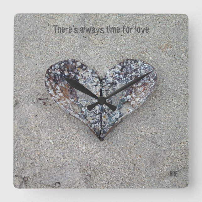 Den öppna hjärtasnäckan tar tid på fyrkantig klocka (Framsida)