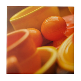 Den orange fiestaen 4x4 belägger med tegel ware kakelplatta