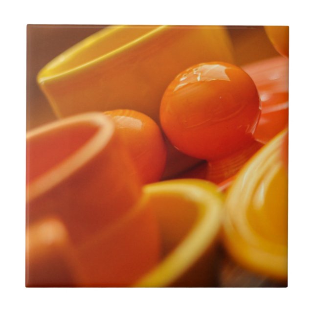 Den orange fiestaen 4x4 belägger med tegel ware kakelplatta (Framsidan)