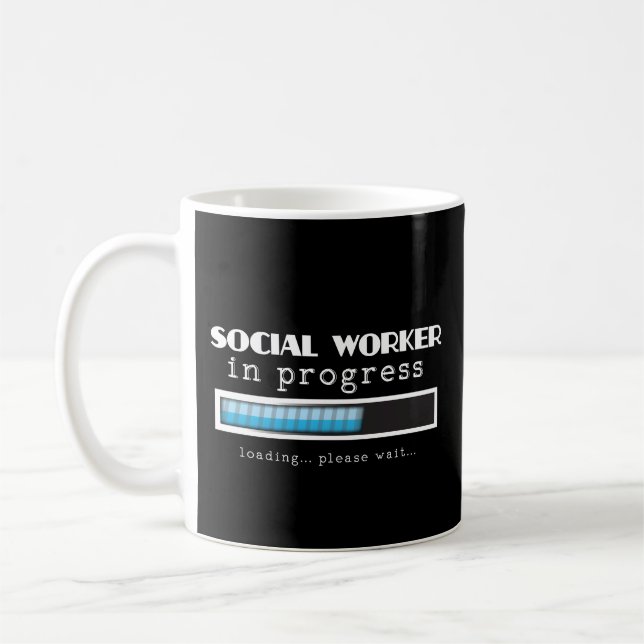 Den pågående socialarbetare styr studentenmuggen kaffemugg (Vänster)