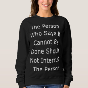 Den person som säger att det inte kan göras bör in t shirt