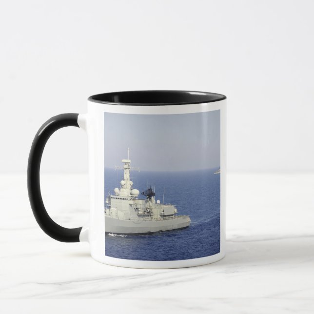 Den portugisiska marinfregaten NRP Bartolomeu Dias Mugg (Vänster)