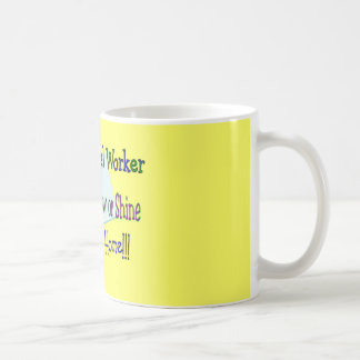 Den post- arbetaren regnar regnar snöslask snö kaffemugg