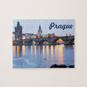 Den Prague flodskymningen beskådar souvenirfotoet Pussel