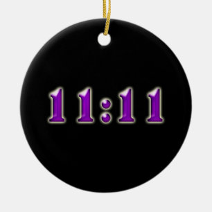 Den purpurfärgade 11:11 numrerar julgransprydnad keramik