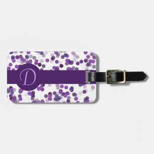 Den purpurfärgade monogramen pricker bagagebricka