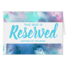 Den reserverade blått- & rosavattenfärgen placerar
