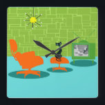 Den Retro väggen för akrylen för Fyrkantig Klocka<br><div class="desc">Det sägs att hundar har ägare och katter har att bemanna. Kattdjuret på denna Retro vägg Clock för akrylen för utrymmeålderkattunge kunde inte instämma mer! 60-talstilen, den minimalist konstdesignen presenterar en slät svart katt i ett modernt vardagsrum för mitt- århundrade. Det sofistikerade rummet presenterar prominently en grönt, stenvägg. Matta är...</div>