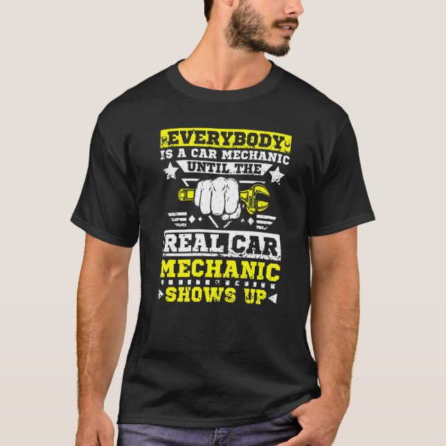 Den Riktiga Bilmekanikern Kommer T Shirt (Framsida)