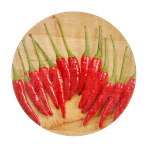 Den röda chilien pepprar skärbrädan
