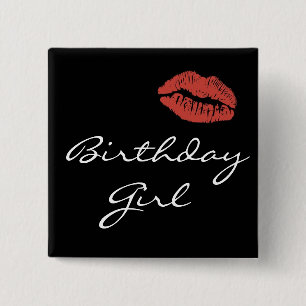 Den röda flickan för läpparkyssfödelsedagen knapp