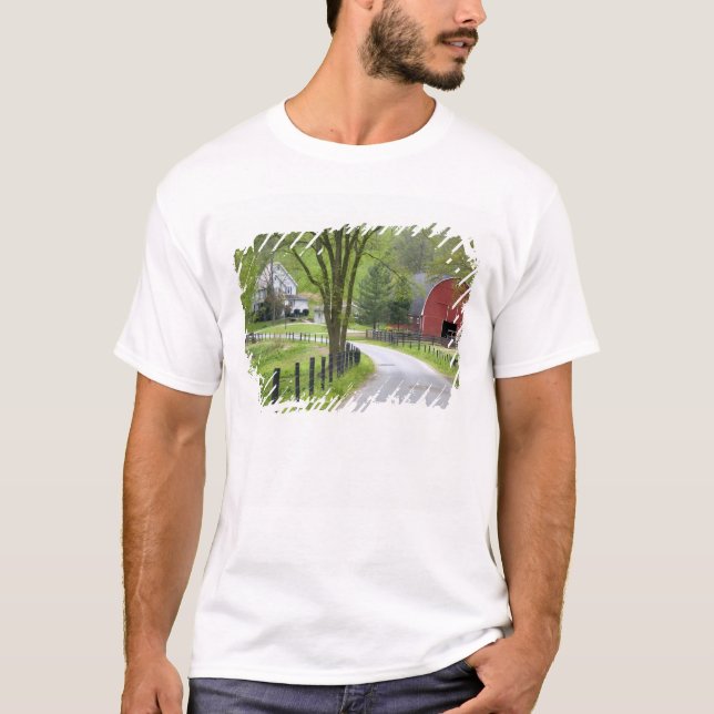 Den röda ladugården och lantgården inhyser nära t shirt (Framsida)