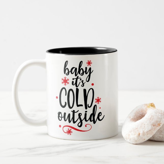 Den röda svart babyen är det kallt utanför jul Två-Tonad mugg (Med munk)