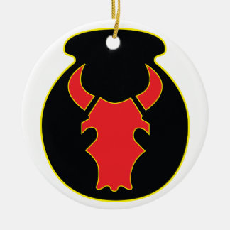 Den röda tjuren lappar och krönar den keramiska julgransprydnad keramik