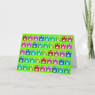 Den roliga bäver håller tecknaden för grattis på f kort