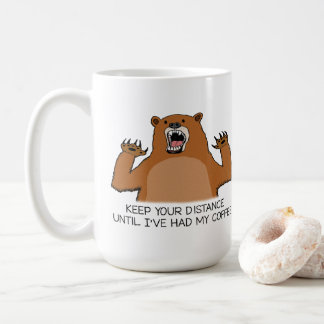 Den roliga björnen är vild för kaffe kaffemugg
