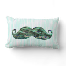 Den roliga färgrika påfågeln befjädrar mustasch