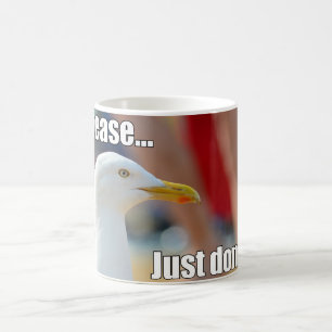 Den roliga fiskmåsen behar gör precis inte kaffemugg
