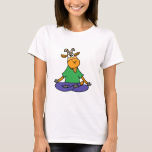 Den roliga geten som gör lotusblomma, placerar t-shirt