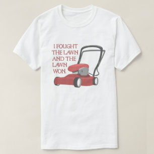 Den roliga gräsmattagräsklippningsmaskinen slogs t shirt