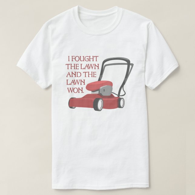 Den roliga gräsmattagräsklippningsmaskinen slogs t shirt (Design framsida)