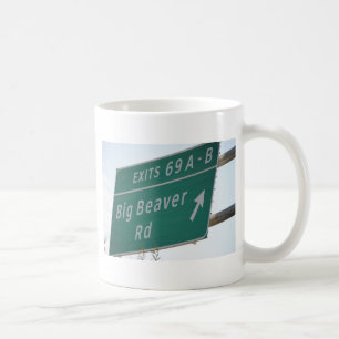 Den roliga huvudvägen undertecknar den stora bäv kaffemugg