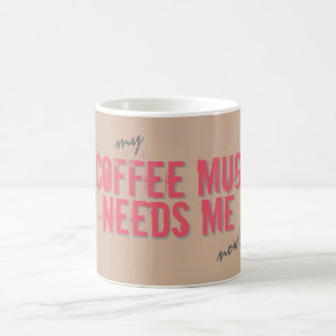 Den roliga KAFFEMUGGEN BEHÖVER MIG som är rosa Kaffemugg
