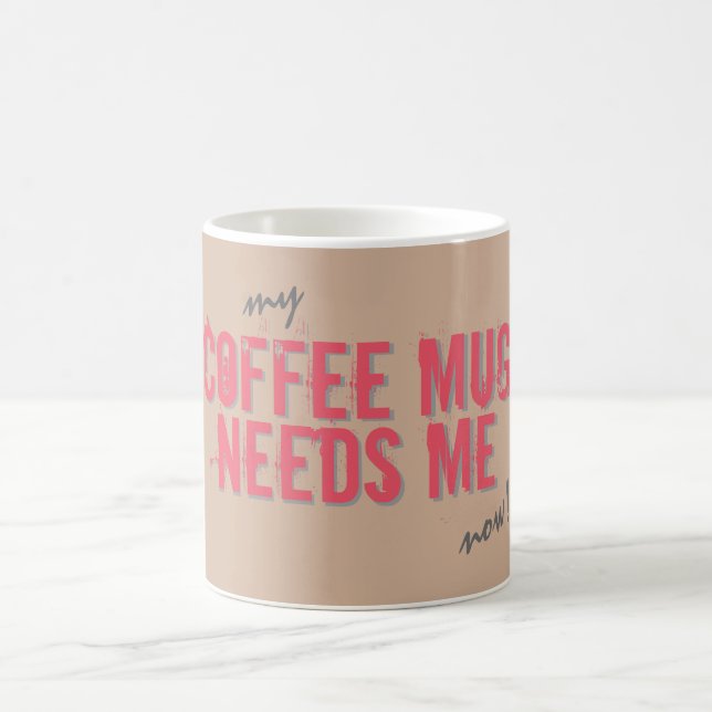 Den roliga KAFFEMUGGEN BEHÖVER MIG som är rosa Kaffemugg (Center)