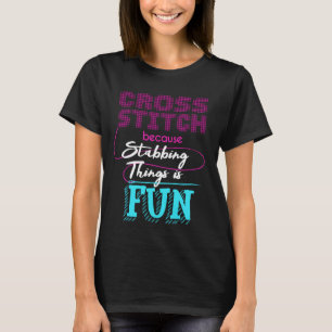 Den roliga kor syr sömnaden som syr t shirt