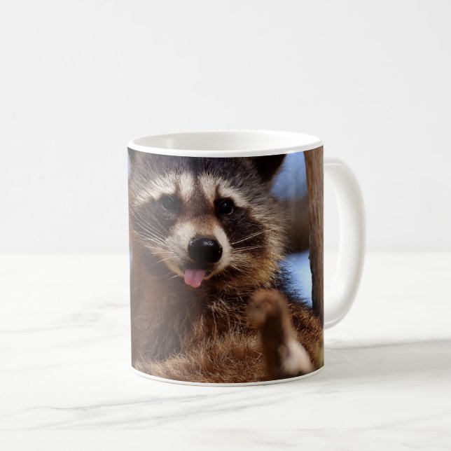Den roliga raccoonen som klibbar det, är tungan ut kaffemugg (Framsida höger)