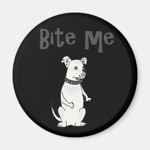 Den roliga vitamerikanbulldoggen biter mig magnet