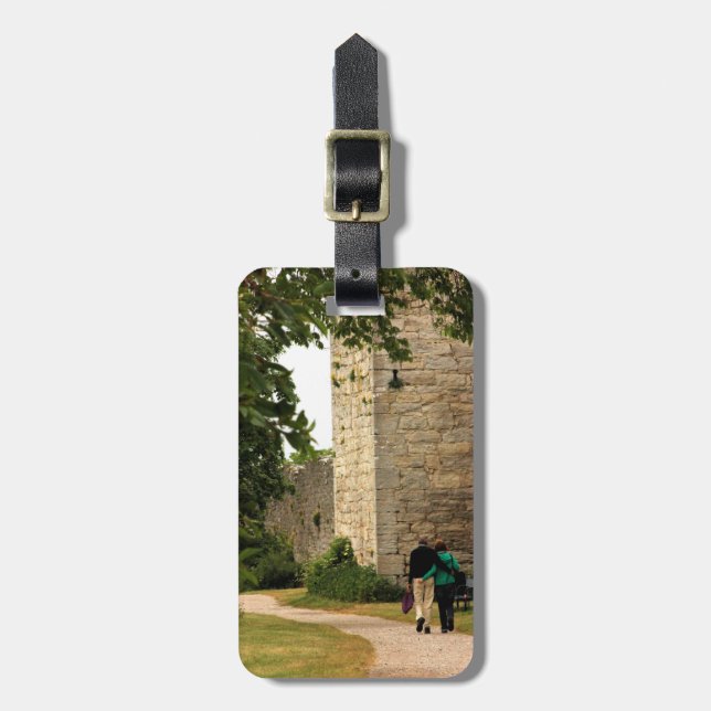 Den romantiska resanden kopplar ihop bagagemärkren bagagebricka (Vertikal Framsida)