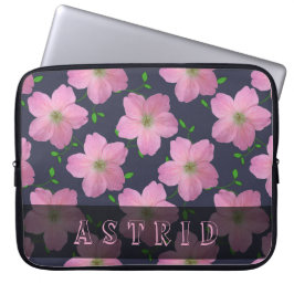 Den romantiska rosa pelargonen blommar på någon laptop sleeve