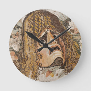 Den romerska mosaiken, med maskerar, löv och fruk rund klocka