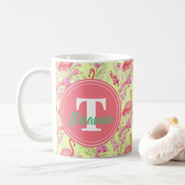Den rosa flamingoen tillfogar monogramstrandmuggen kaffemugg (Med munk)