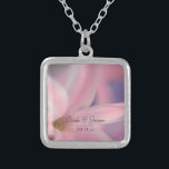 Den rosa hyacintet blommar bröllop silverpläterat halsband<br><div class="desc">De nätt rosa hyacintblommorna som gifta sig hängehalsbandet,  gör en unik minnessakgåva för bruden eller henne brudtärnor och brudens sida.  Dessa eleganta beställnings- blommiga bröllops- smycken presenterar en blommigt fotograferar av en rosa insida för blommar för vårhyacintblomma som en pläterad sterling silver kvadrerar hänget.</div>