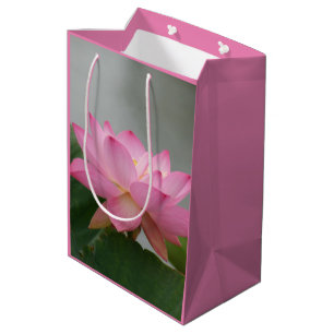 Den rosa lotusblommablommagåvan hänger lös