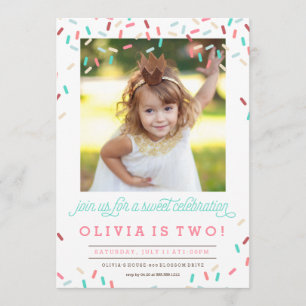 DEN ROSA MUNKEN STRILAR FÖDELSEDAGINBJUDAN INBJUDNINGAR