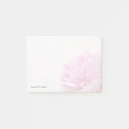 Den rosa pionen beskådar bleknar post-it block
