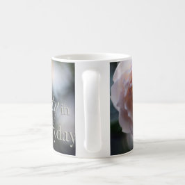 Den rosa Ron söker efter skönheten i den dagliga Kaffemugg
