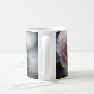 Den rosa Ron söker efter skönheten i den dagliga Kaffemugg