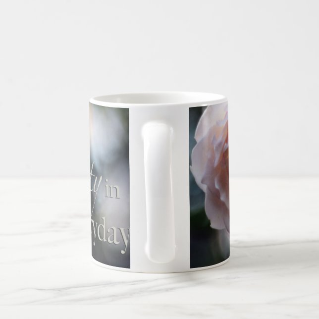 Den rosa Ron söker efter skönheten i den dagliga Kaffemugg (Handtag)