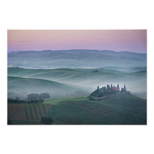 Den rosa soluppgången över en Tuscany landskap Fototryck