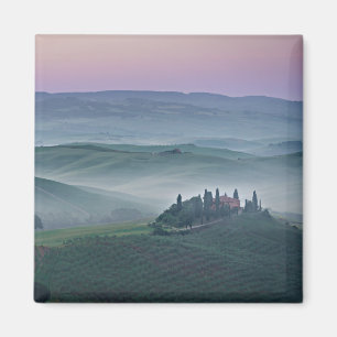 Den rosa soluppgången över en Tuscany landskap Magnet