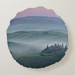 Den rosa soluppgången över en Tuscany landskap Rund Kudde