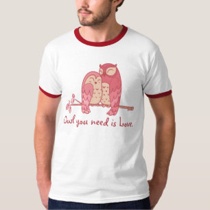Den rosa ugglan kopplar ihop med vits tee shirt